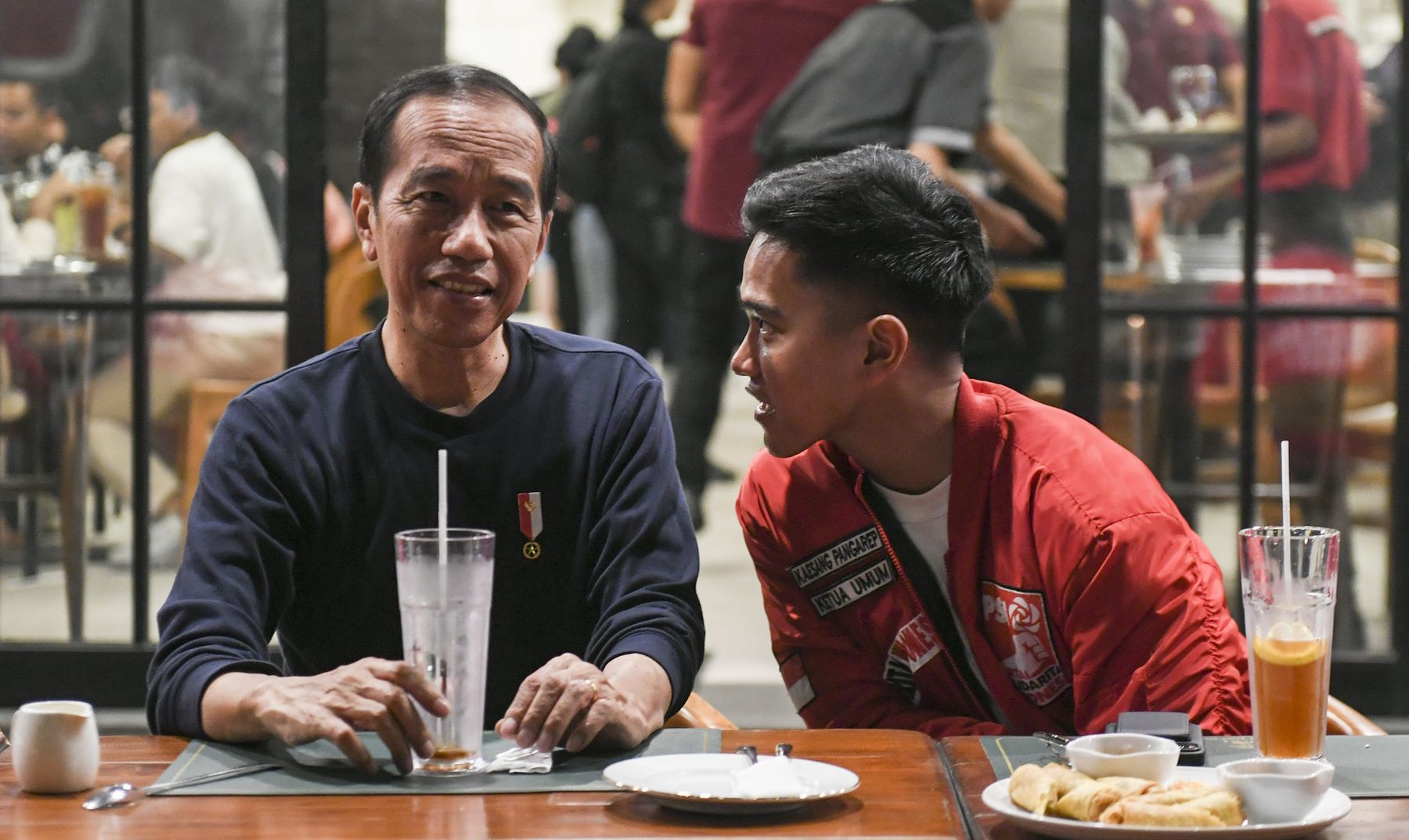 Presiden Joko Widodo (kiri) berbincang dengan Ketua Umum Partai Solidaritas Indonesia (PSI) Kaesang Pangarep (kanan) saat melakukan pertemuan di kawasan Jalan Braga, Bandung, Jawa Barat pada Sabtu, 3 Januari 2024.
