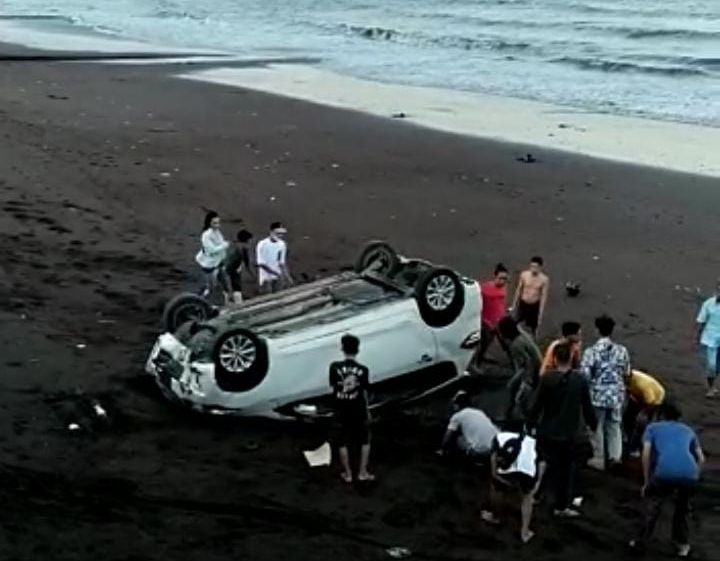 Kondisi mobil terbalik di pantai Blimbingsari/Kabar Besuki.