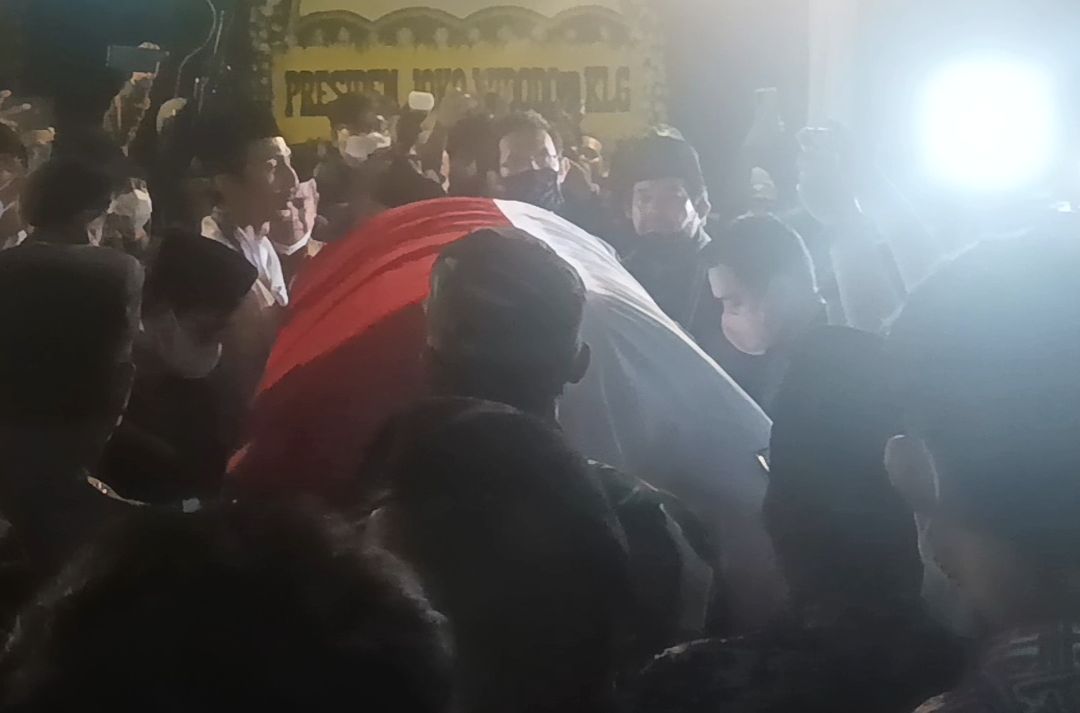 Suasana kedatangan jenazah Azyumardi Azra di rumah duka, Perumahan Puri Laras 2, Ciputat, Tangsel, Banten pada Senin Malam
