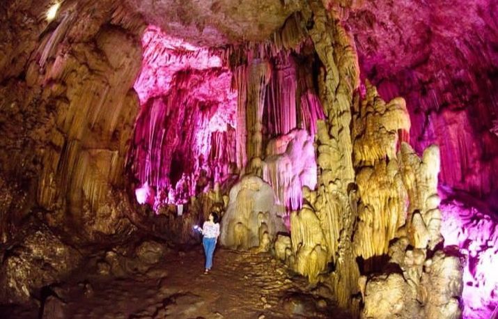 Goa Gong merupakan salah satu destinasi wisata yang menyuguhkan keindahan bebatuan alam berupa Stalaktit dan stalagmit.