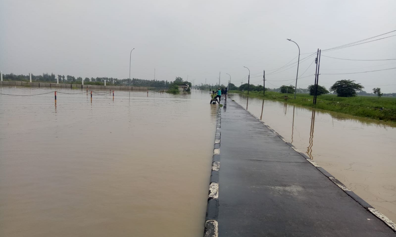 Kondisi ruas jalan antara Kadipaten-Kertajati beberapa ratus meter sebelum belokan menuju Gerbang Tol Kertakati terendam banjir.