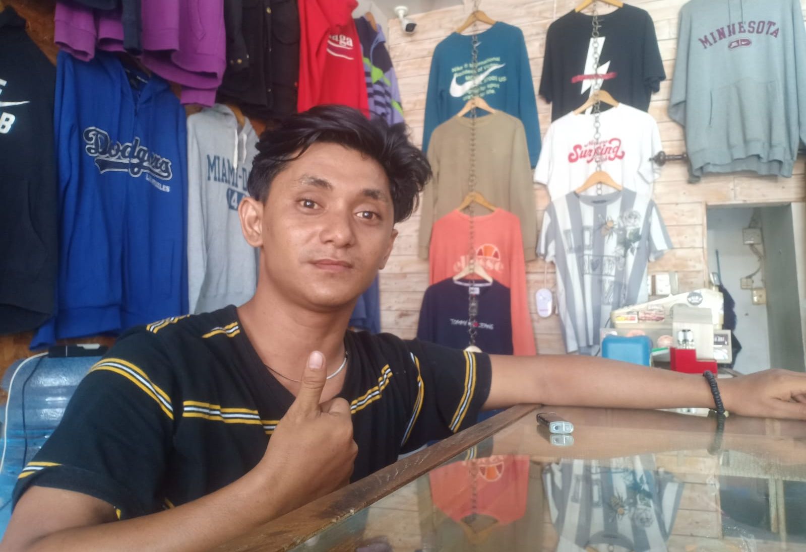 Muhamad Safei, pelaku usaha pakaian bekas impor di Denpasar.
