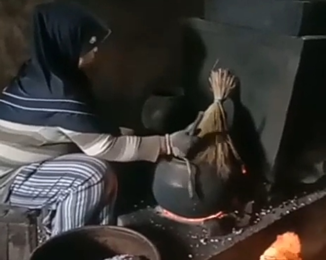 Pengrajin Borondong masih menggunakan alat tradisional bolotong sejenis kendi gerabah untuk menyanggrai beras ketan atau jagung bahan utama Borondong.