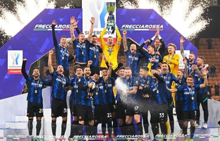 Potret Inter Milan saat meraih gelar juara Supercoppa Italia.