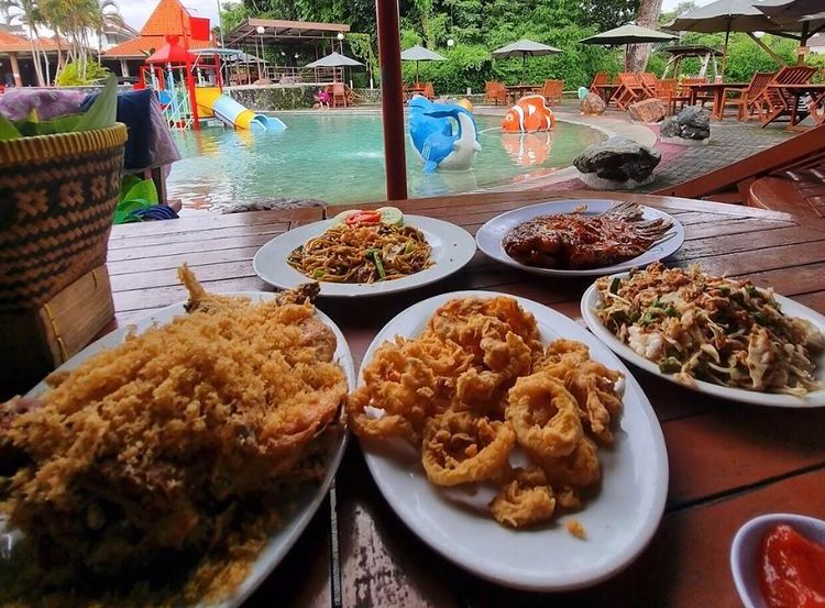 Tempat kuliner yang cozy dan hits Banyu Mili Resto di Yogyakarta, tempatnya luas dan suasananya sejuk/instagram@banyumilirestojogja/