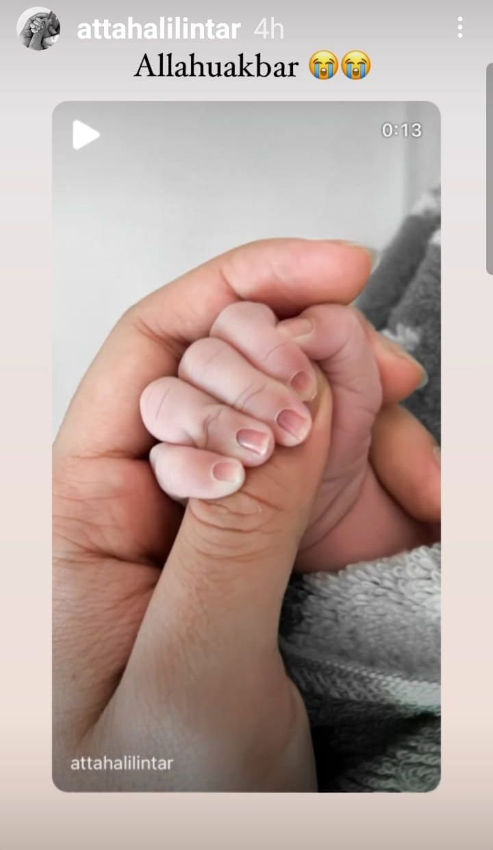 Atta Halilintar unggah foto tangan mungil bayinya.