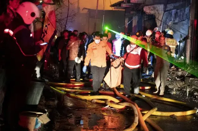 Petugas mengevakuasi jenazah korban kebakaran Depo Pertamina Plumpang di kawasan Jalan Koramil, Rawa Badak Selatan, Koja, Jakarta Utara.