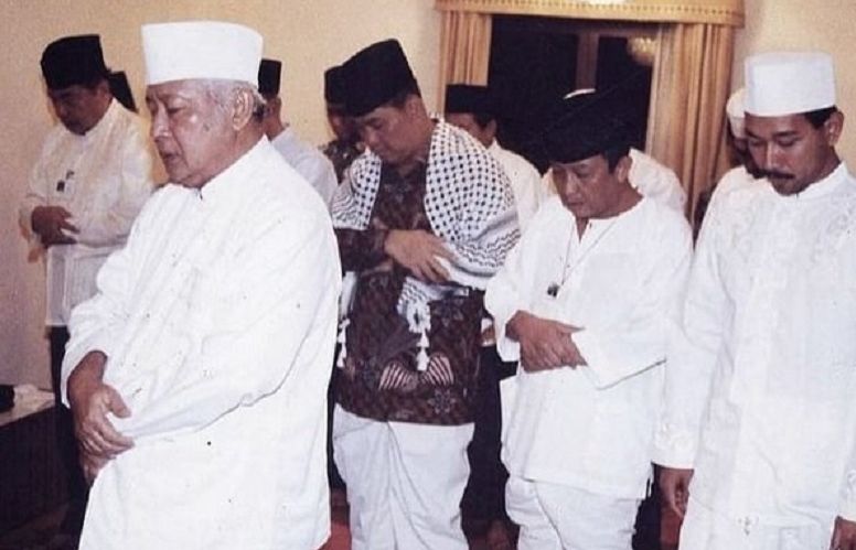 Soeharto menjadi imam salat di kediaman resminya, Jalan Cendana No. 6-8, Menteng, Jakarta Pusat.