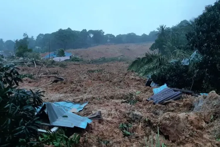 Korban Tewas Longsor Natuna Dikubur Massal, 10 Masih Hilang