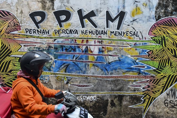 Tren Positif Covid-19 Terjun Bebas, Akankah PPKM Dihentikan?