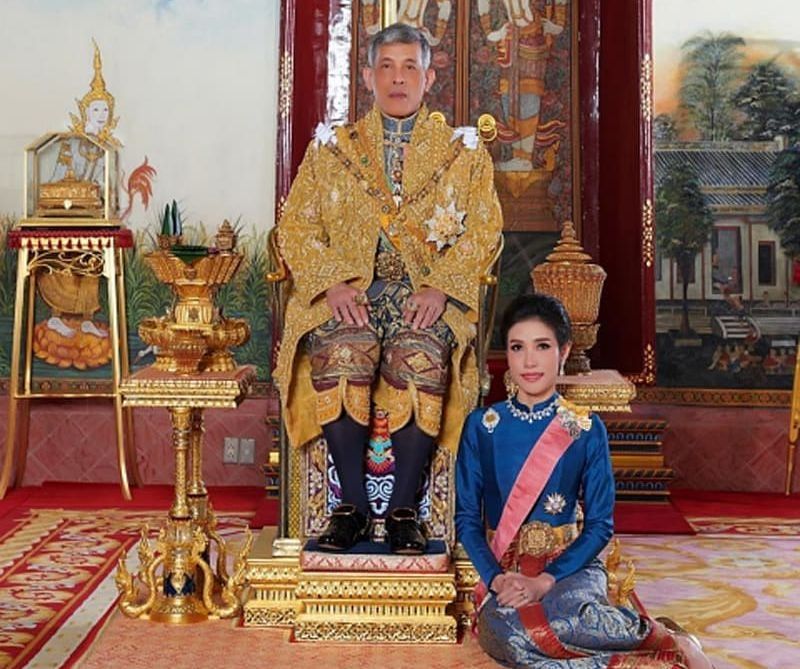 Kembali ke Thailand, Raja dan Selir Sapu Lantai Ditengah Protes Perubahan Monark
