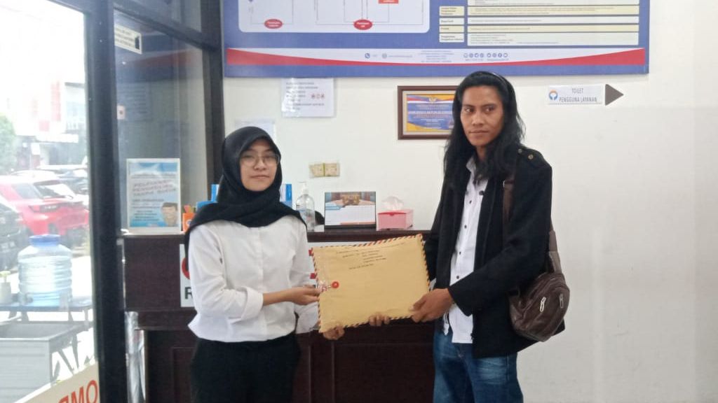 Ketua Korlap Badan Penyelidikan Nasional Crisis Center ICC Ombudsman Muda Indonesia menyerahkan laporan di Kantor Perwakilan Ombudsman RI Provinsi Sul-sel