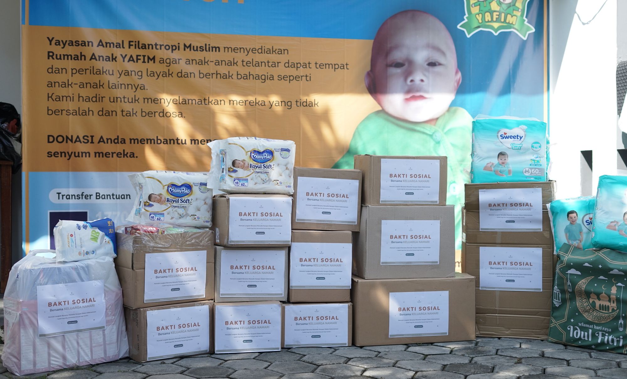 Bantuan susu, baju , diapers, dan perlengkapan bayi lainnya yang disalurkan keluarga Namari Mom and Babycare untuk Rumah Anak Yafim di Panyileukan, Kota Bandung.