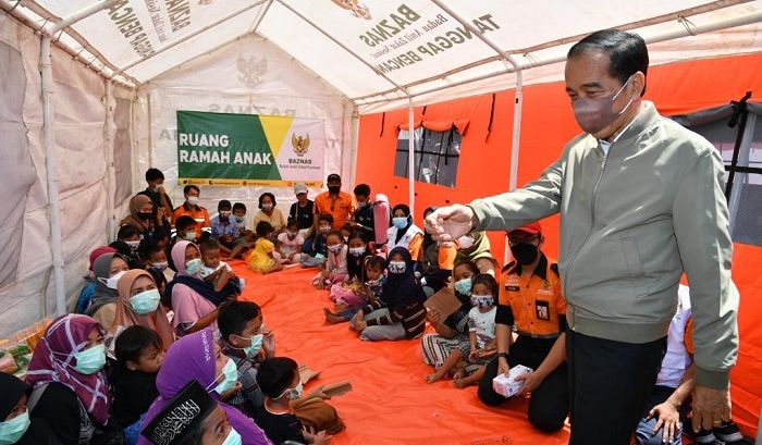 Presiden Jokowi mengunjungi lokasi pengungsian warga terdampak erupsi Gunung Semeru