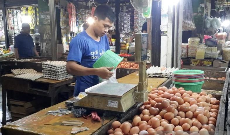  Pedagang telur ayam di Pasar Tambun, Kecamatan Tambun Selatan, Kabupaten Bekasi sedang melayani pembeli. Menjelang tibanya Ramadhan, terjadi kenaikan antara Rp 2 ribu hingga Rp 3 ribu rupiah per kilogramnya.