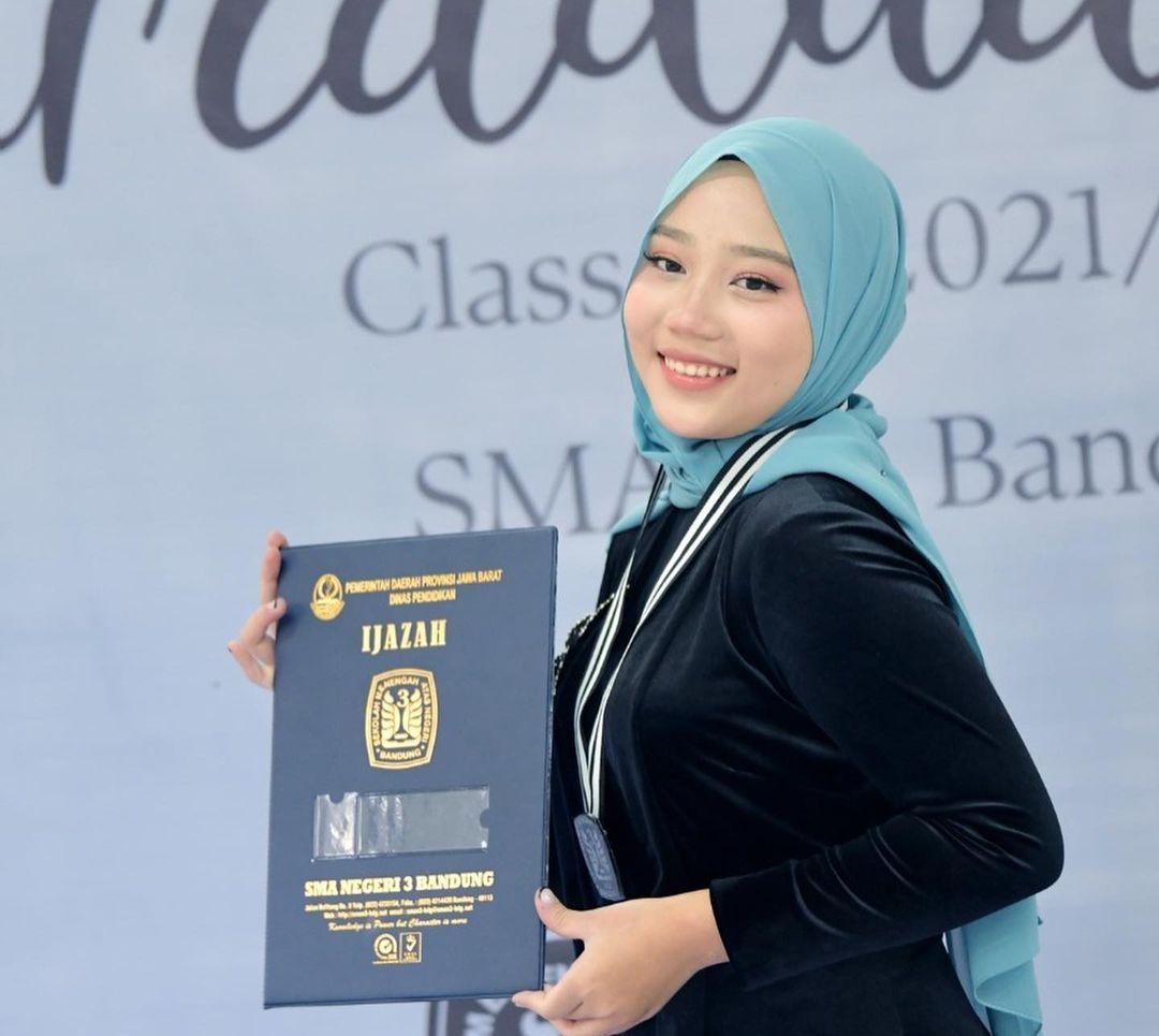 Zara Ridwan Kamil saat lulusan SMA yang mirip dengan sang ibu, Atalia Praratya