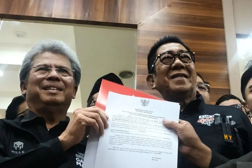 Deputi Bidang Hukum TPN Ganjar-Mahfud, Todung Mulya Lubis (kiri) menerima bukti pendaftaran gugatan PHPU Pilpres 2024 di Gedung MK, Jakarta, Sabtu (23/03/2024).