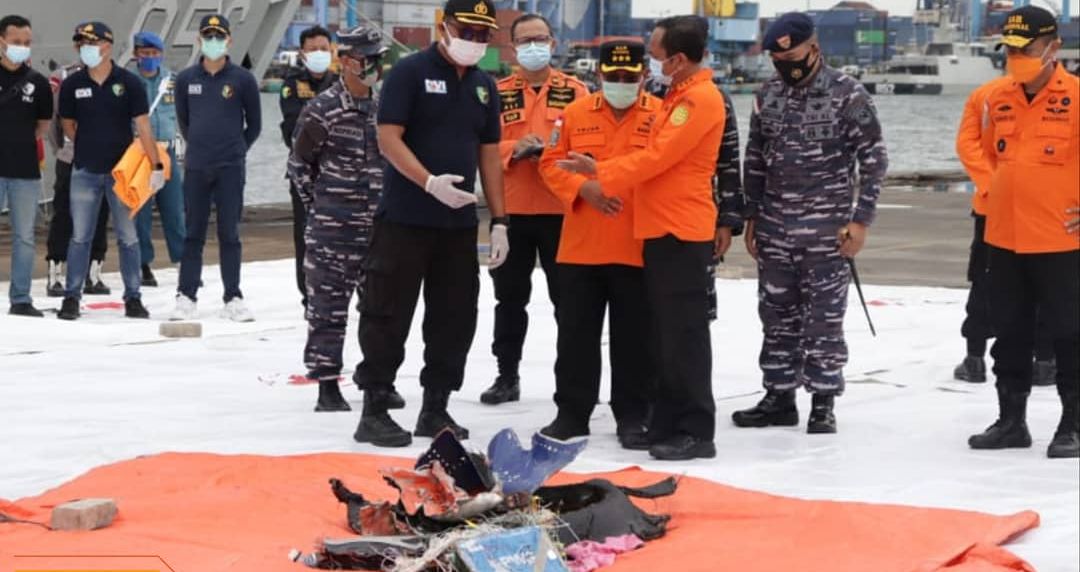 Tim SAR Gabungan Temukan Serpihan Pesawat dan Pakaian Anak di lokasi jatuhnya pesawat Sriwijaya SJ 182