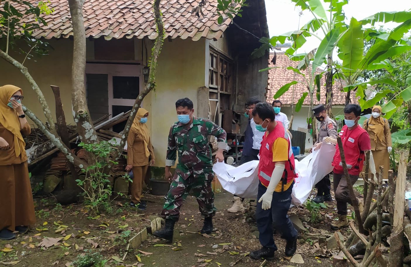 Mayat warga Lingkungan Sikuraja, RT/RW 03/10 Kel Linggarsari kecamatan/Kabupaten Ciamis , tengah dievakuasi dari rumahnya untuk dilakukan pemeriksaan ke RSUD Ciamis, Senin (27/03/2023). 