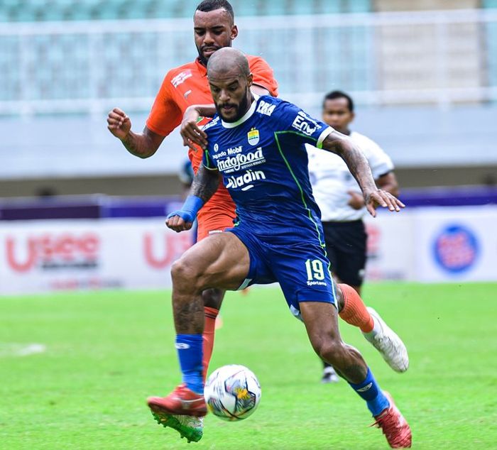 David Da Silva pencetak gol tunggal kemenangan Persib. Kemengan 1-0 atas Borneo FC juga cukup membuat Persib menjadi pemuncak klasemen menggusur Persija Jakarta.