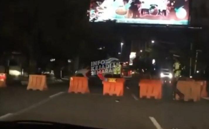 Layar Tangkap video unggahan pengguna jalan yang dialihkan paksa di sekiar Simapang Lima Kota Semarang yang ditutup.