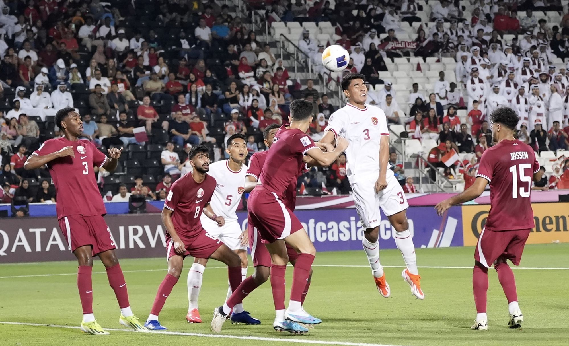 Pesepak bola Timnas U-23 Indonesia Muhammad Ferarri (kedua kanan) menyundul bola saat melawan Timnas U-23 Qatar pada Kualifikasi Grup A Piala Asia U-23 2024 di Stadion Jassim Bin Hamad, Doha, Qatar, Senin (15/4/2024). 