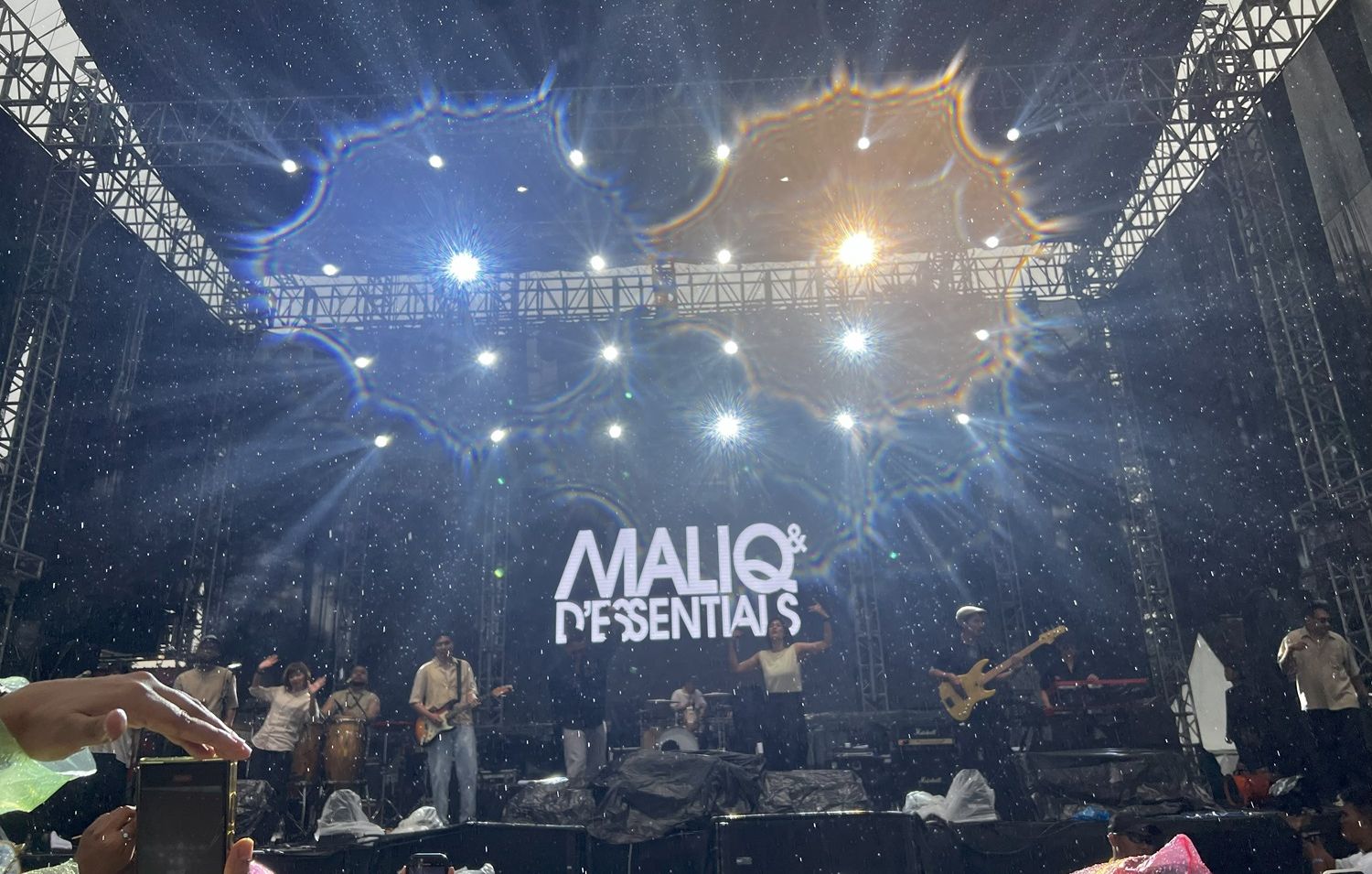 Penampilan Maliq D'Essentials di Jogetin Festival 2024 di Secapa AD Bandung pada Sabtu, 29 Juni 2024.
