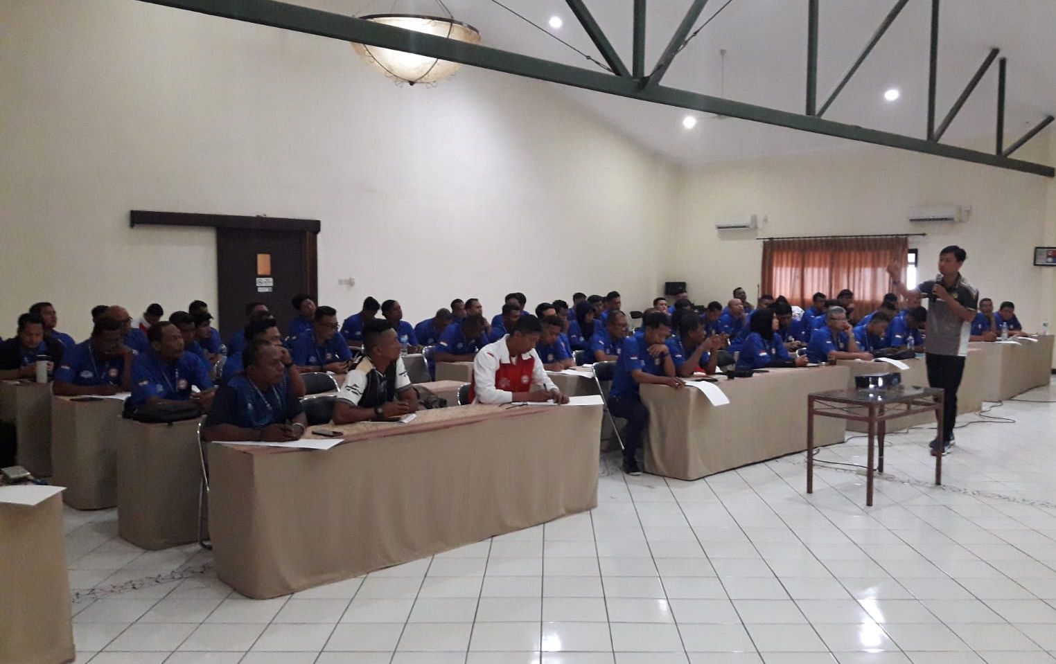 Para peserta penataran pelatih bola voli indoor Nasional C 2023 saat mendapat materi dari pengajar di Hotel Augusta Bandung, Senin 4 September 2023.