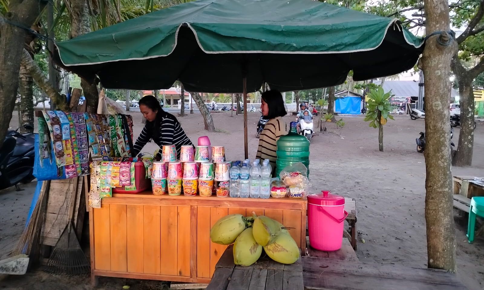 Tea, seorang pedagang di tempat wisata Pantai Barat Pangandaran melayani pembeli, Kamis 1 Februari 2024 sore.*/Kabar Priangan/Kiki Masduki