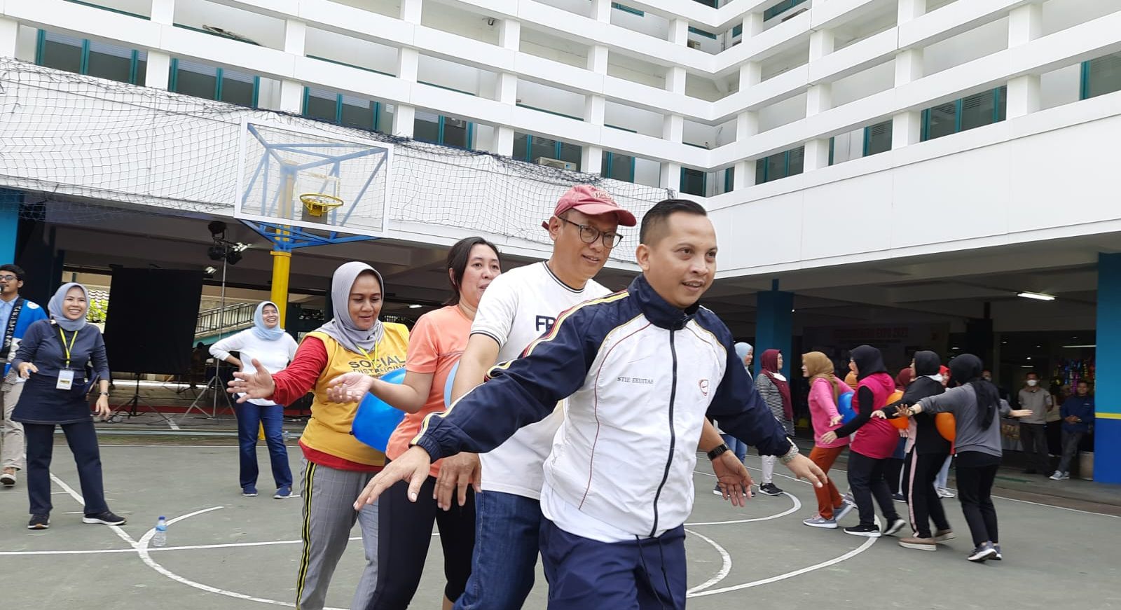 Keseruan para dosen dan mahasiswa mengikuti perlombaan saat Puncak Perayaan Dies Natalis 2022 STIE Ekuitas.