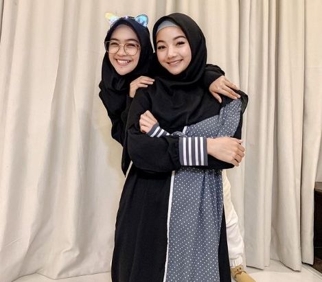 Glenca Chysara bersama Ria Risis saat mempraktikan mengenakan hijab/kerudung.*