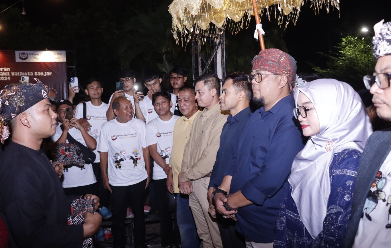 Rangkaian acara peluncuran jingel dan maskot Pilkada Kota Banjar 2024 Pila dan Piya di alun-alun Langensari, Kota Banjar, Jabar, 2 Juni 2024 malam.