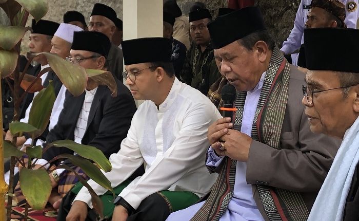 Anies Baswedan berziarah ke makam pahlawan nasional asal Sukabumi, KH Ahmad Sanusi yang berlokasi di area Ponpes Syamsul Ulum Jalan Bhayangkara, Kecamatan Gunungpuyuh, Kota Sukabumi.