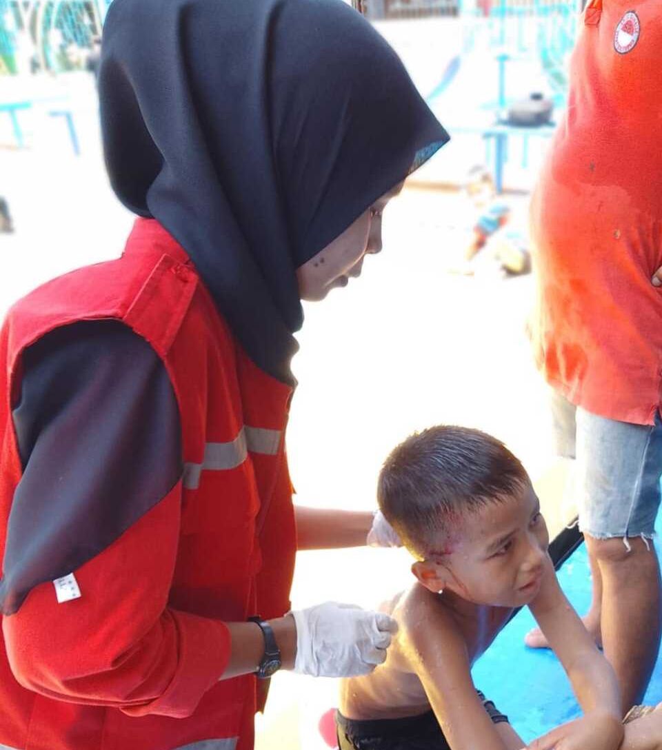 Salah seorang relawan PMI saat menangani kasus luka robek parah bagi pengunjung objek wisata di Pasaman Barat, Sumatera Barat