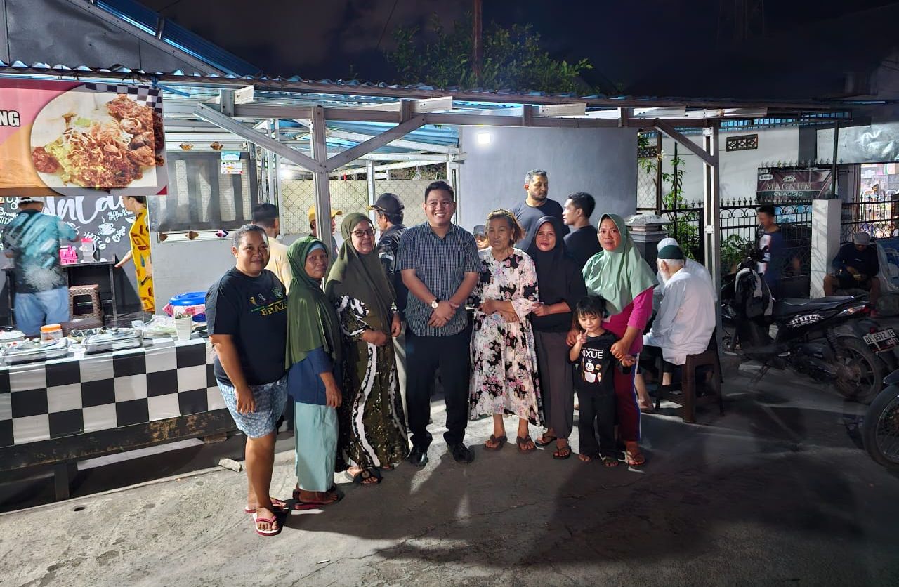 Warga sekitar tampak antusias meminta foto bersama Ketua Gerindra Kota Bitung saat berada di Kediaman Yani Ponengoh di Girian Bawah