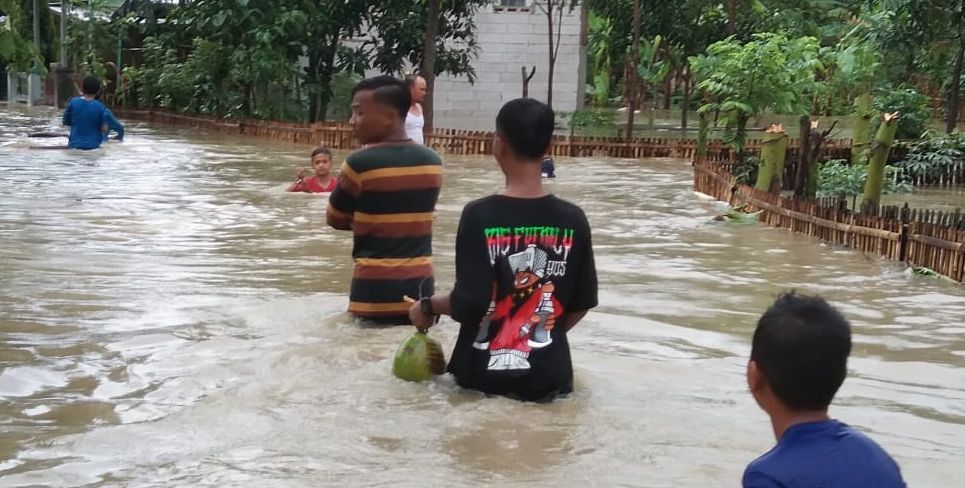 BANJIR melanda Desa Sumuradem, Kecamatan Sukra, Indramayu, Kamis 9 Januari 2020.*