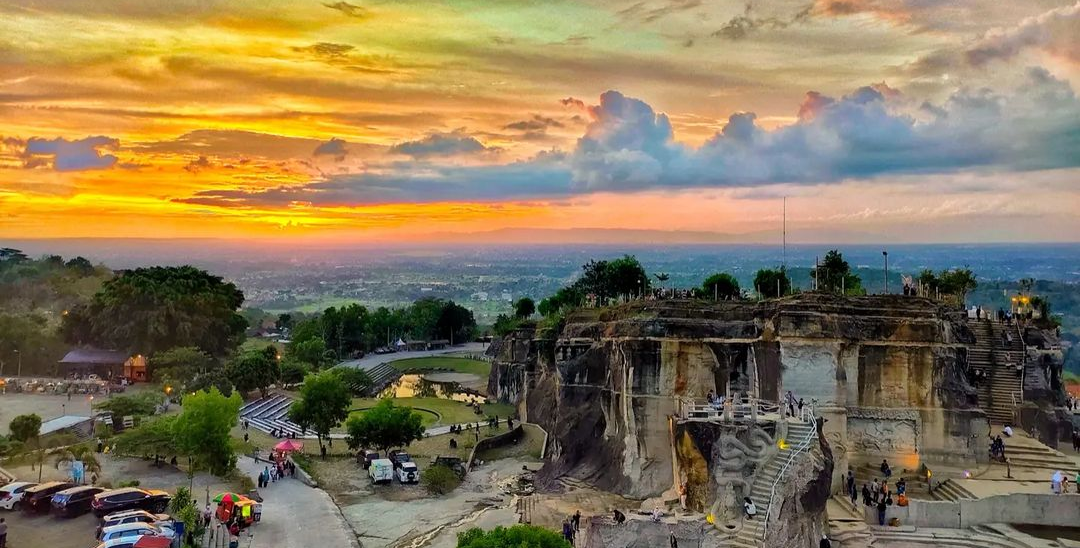 Tebing Breksi salah satu rekomendasi destinasi wisata paling populer dan Instagramable di Yogyakarta dan cocok dikunjungi saat liburan.