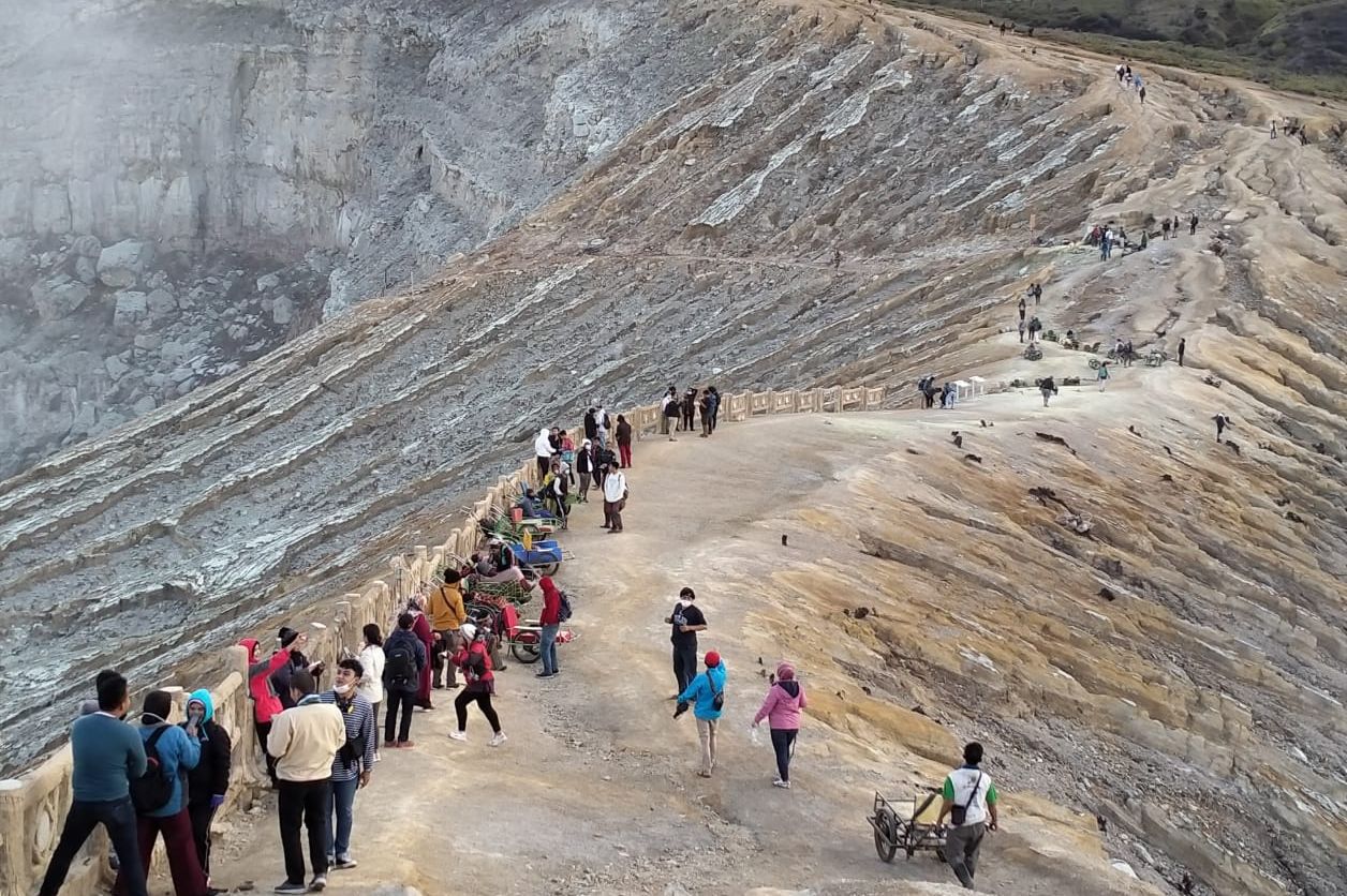 Taman Wisata Kawah  Ijen  Banyuwangi Mulai Ramai Pendaki 