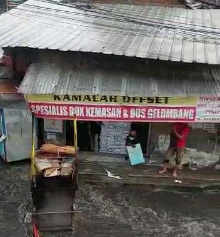 Gerobak di Pasar Ulekan Jalan Natawijaya Kelurahan Cibadak Kota Bandung terbawa  air luapan sungai Citepus.