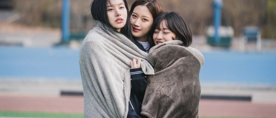 Moon Ga Young, Park Yoo Na , dan Kang Min Ah berkumpul bersama dalam selimut yang nyaman