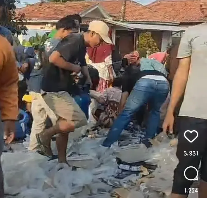 Viral Warga Indramayu Jarah Truk Pengangkut Susu Kaleng Yang Kecelakan Pikiran Rakyat Tasikmalaya 6354