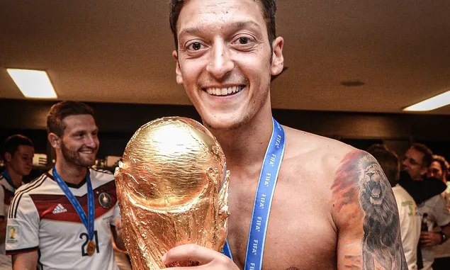 Gantung Sepatu, Berikut Perjalanan Karir Mantan Gelandang Arsenal Mesut Ozil