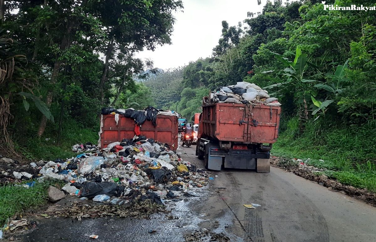 Deretan kontainer berisi sampah yang belum terangkut tergeletak di tepi akses TPA Sarimukti ruas Rajamandala-Cipeundeuy, Kampung Cicadas, Desa Sarimukti, Kecamatan Cipatat, Kabupaten Bandung Barat, Minggu, 7 November 2021.