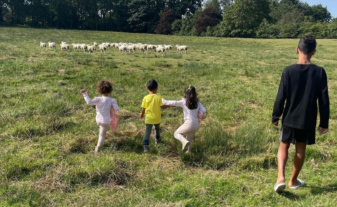 Anak-anak Cristiano Ronaldo bermain di sekitar halaman rumah.