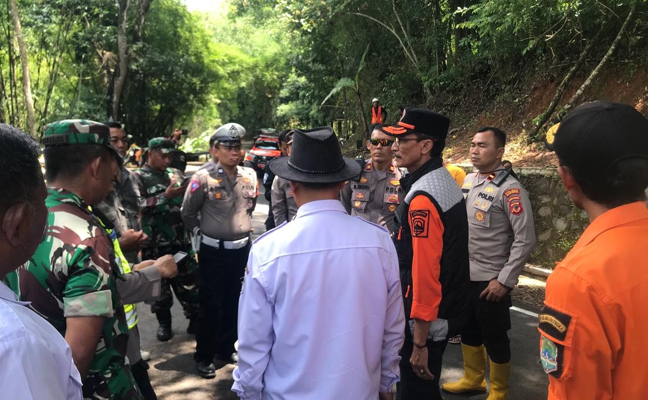 Petugas gabungan tengah melakukan evakuasi di ruas jalan nasional antara Ciamis, Majalengka, Kuningan yang tertimbun longsor.