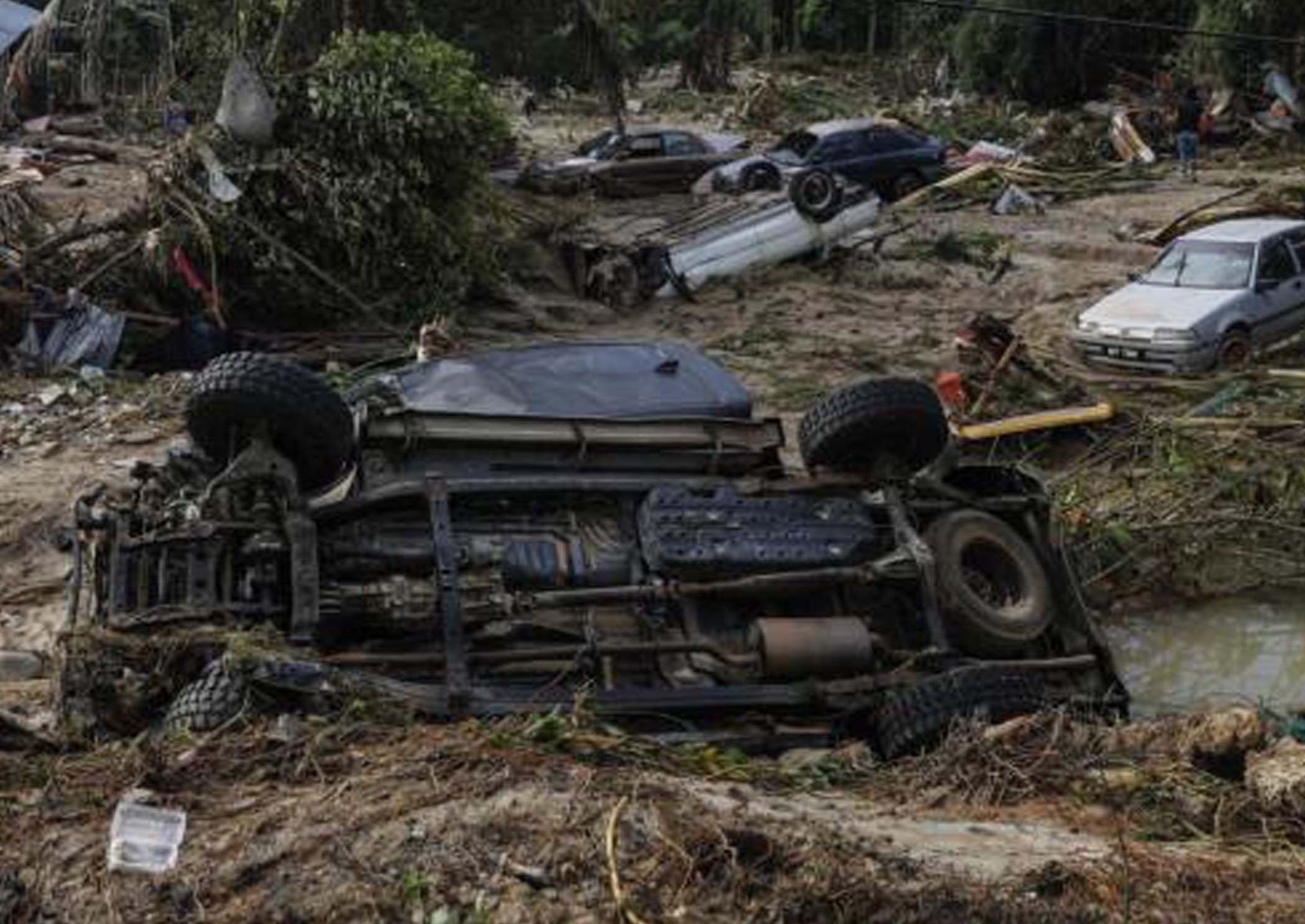 Mobil yang rusak terlihat di Kuala Langat, Malaysia, pada 20 Desember 2021. 