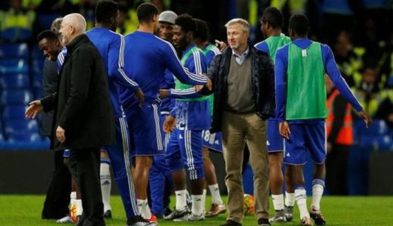 Pemilik Chelsea, Roman Abramovich (ketiga dari kanan) saat bersalaman dengan pemain Chelsea