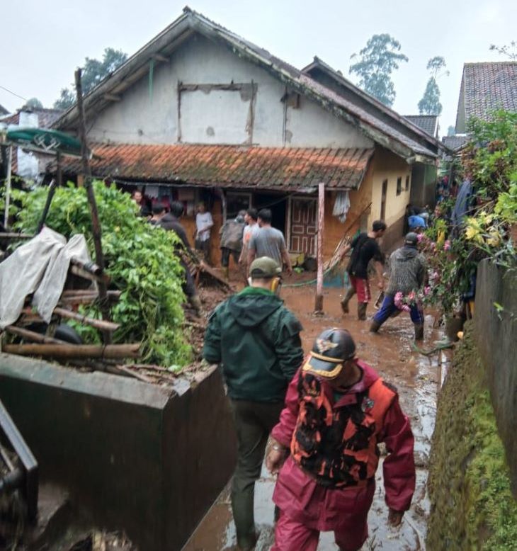 Banjir Bandang Terjang Perkampungan Di Desa Cikembang Dan Tarumajaya ...