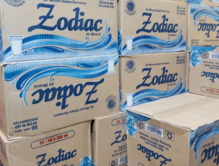 Produk air kemasan merek Zodiac yang sudah beredar dipasaran Indonesia.