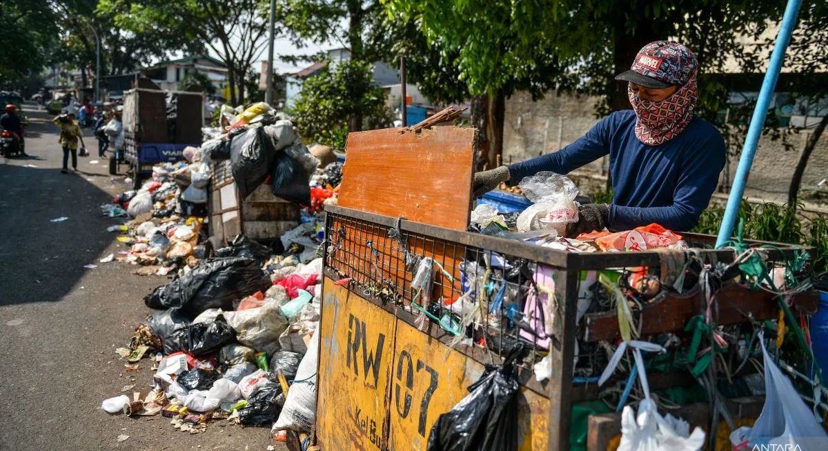 Darurat sampah Kota Bandung diperpanjang sampai 26 Desember 2023, dijajagi pembuangan ke TPA Cibeureum Sumedang.